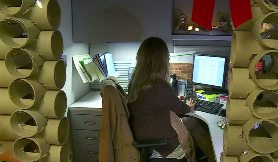 Υπάλληλος μεταμορφώνει το προσωπικό της γραφείο σε χριστουγεννιάτικη καλύβα [εικόνες] | iefimerida.gr 2