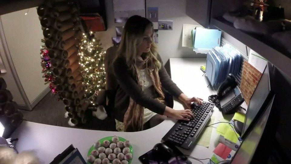 Υπάλληλος μεταμορφώνει το προσωπικό της γραφείο σε χριστουγεννιάτικη καλύβα [εικόνες] | iefimerida.gr 3