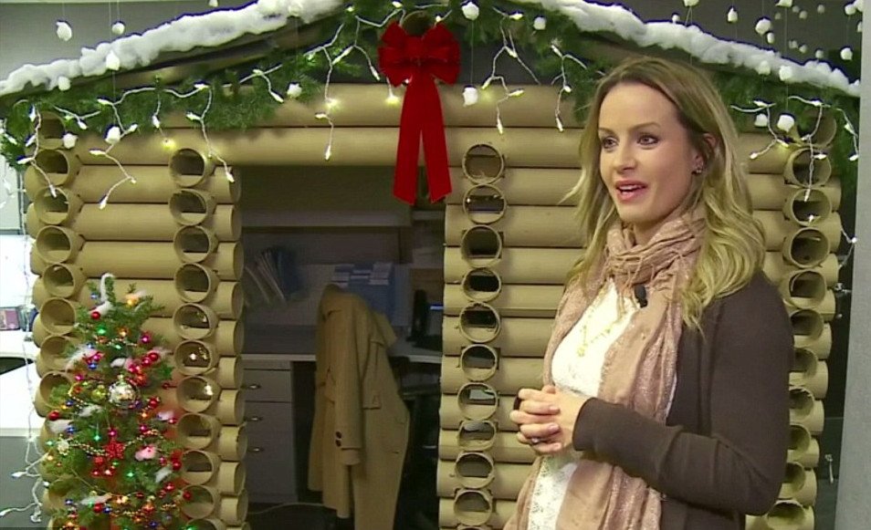 Υπάλληλος μεταμορφώνει το προσωπικό της γραφείο σε χριστουγεννιάτικη καλύβα [εικόνες] | iefimerida.gr 4