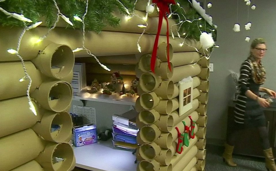 Υπάλληλος μεταμορφώνει το προσωπικό της γραφείο σε χριστουγεννιάτικη καλύβα [εικόνες] | iefimerida.gr 5