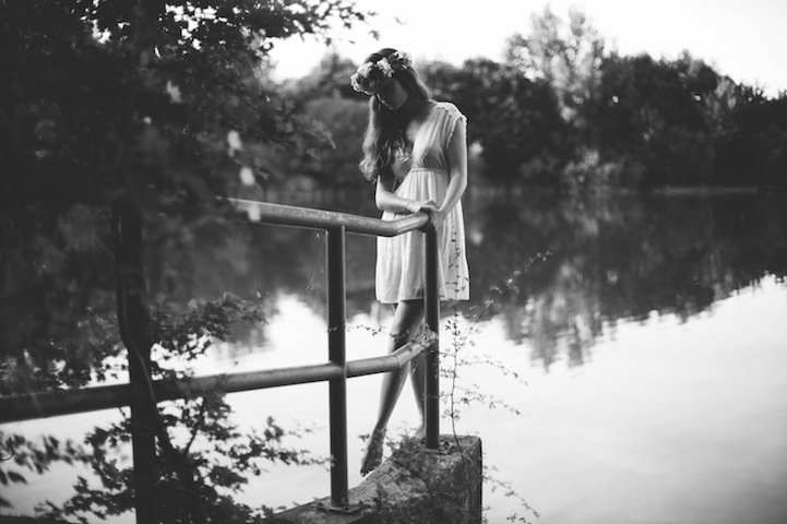 Ο 22χρονος αυτοδίδακτος φωτογράφος που μεταμορφώνει με το φακό του μία εύθραυστη κοπέλα σε μία σαγηνευτική ύπαρξη [εικόνες] | iefimerida.gr 1