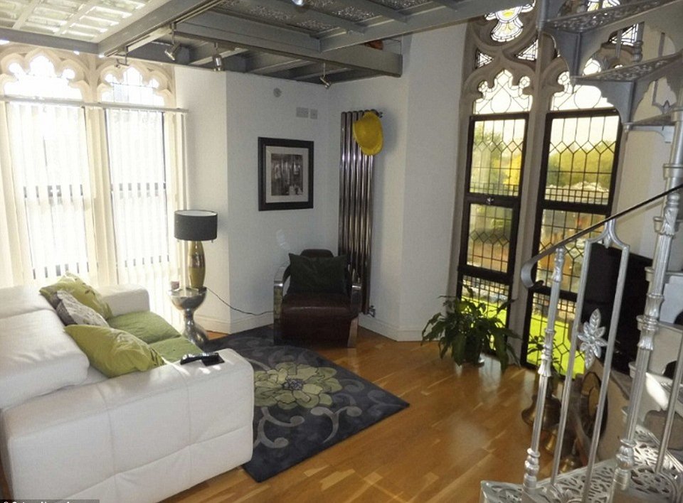 Εκπληκτικό: Εκκλησία μετατράπηκε σε εντυπωσιακή βίλα -Τζακούζι και γκαρνταρόμπες εκεί που άλλοτε προσεύχονταν [εικόνες] | iefimerida.gr 1