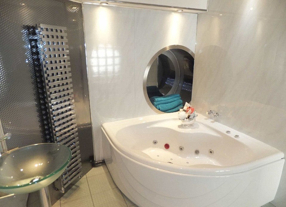 Εκπληκτικό: Εκκλησία μετατράπηκε σε εντυπωσιακή βίλα -Τζακούζι και γκαρνταρόμπες εκεί που άλλοτε προσεύχονταν [εικόνες] | iefimerida.gr 6