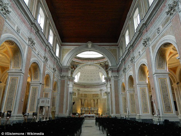 Πήγε να κρεμάσει κάδρο σπίτι του και διέλυσε με το τρυπάνι τοιχογραφία 500 χρόνων σε εκκλησία [εικόνες] | iefimerida.gr 1