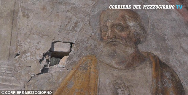 Πήγε να κρεμάσει κάδρο σπίτι του και διέλυσε με το τρυπάνι τοιχογραφία 500 χρόνων σε εκκλησία [εικόνες] | iefimerida.gr 0