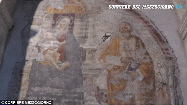 Πήγε να κρεμάσει κάδρο σπίτι του και διέλυσε με το τρυπάνι τοιχογραφία 500 χρόνων σε εκκλησία [εικόνες] | iefimerida.gr 2