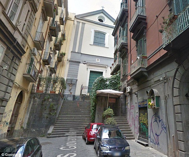 Πήγε να κρεμάσει κάδρο σπίτι του και διέλυσε με το τρυπάνι τοιχογραφία 500 χρόνων σε εκκλησία [εικόνες] | iefimerida.gr 3