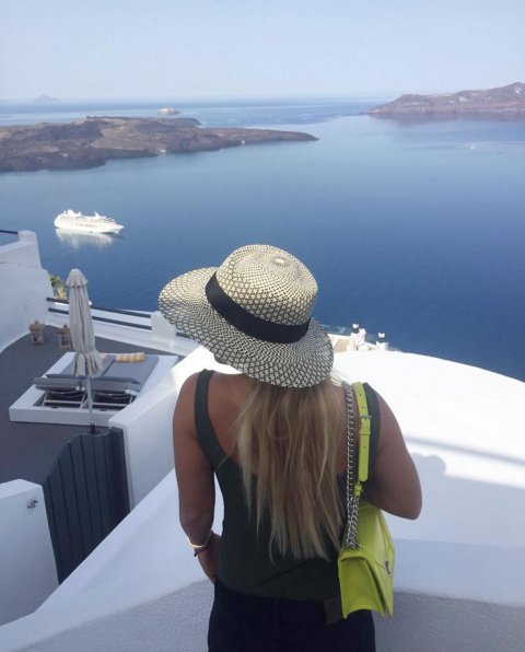 Ερωτευμένη με τη Σαντορίνη η καυτή τενίστρια Ντομίνικα Τσιμπούλκοβα [εικόνες] | iefimerida.gr 0