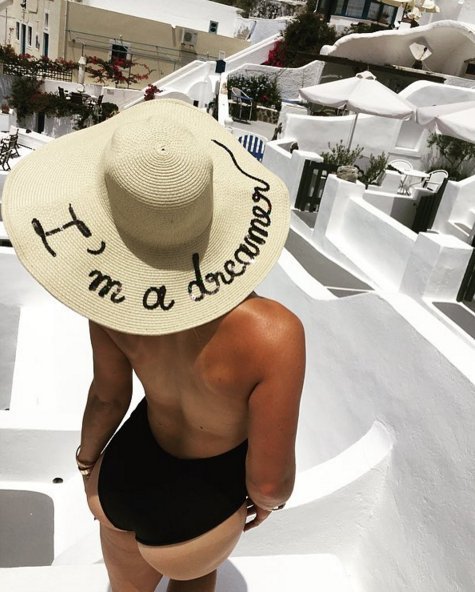 Ερωτευμένη με τη Σαντορίνη η καυτή τενίστρια Ντομίνικα Τσιμπούλκοβα [εικόνες] | iefimerida.gr 1