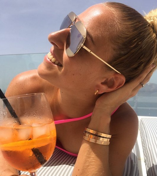 Ερωτευμένη με τη Σαντορίνη η καυτή τενίστρια Ντομίνικα Τσιμπούλκοβα [εικόνες] | iefimerida.gr 6