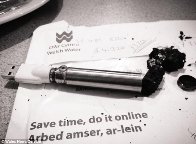 Παραλίγο να καεί ζωντανή επειδή -Φόρτιζε το ηλεκτρονικό τσιγάρο με φορτιστή κινητού [βίντεο & εικόνες] | iefimerida.gr 1