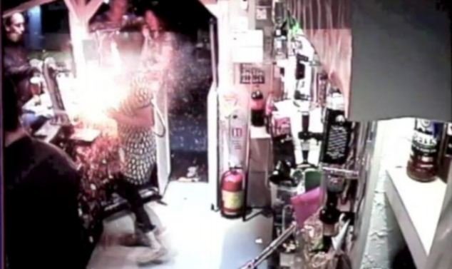 Παραλίγο να καεί ζωντανή επειδή -Φόρτιζε το ηλεκτρονικό τσιγάρο με φορτιστή κινητού [βίντεο & εικόνες] | iefimerida.gr 3