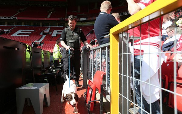 Ολντ Τράφορντ: Εξουδετερώθηκε ύποπτο δέμα με ελεγχόμενη έκρηξη [εικόνες] | iefimerida.gr 9