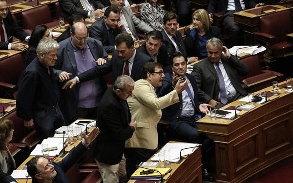 «Είσαι νούμερο», «Εξω ξεφτίλες», «Κατέβα κάτω!» -Πώς ο Σαμαράς έδιωξε, για πρώτη φορά, τη Ζωή από το προεδρείο [εικόνες] | iefimerida.gr 7