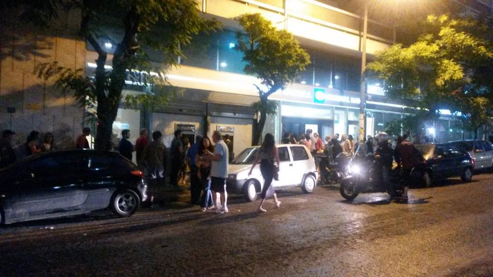 Πανικός σε ΑΤΜ και βενζινάδικα χθες τη νύχτα [εικόνες] | iefimerida.gr 3