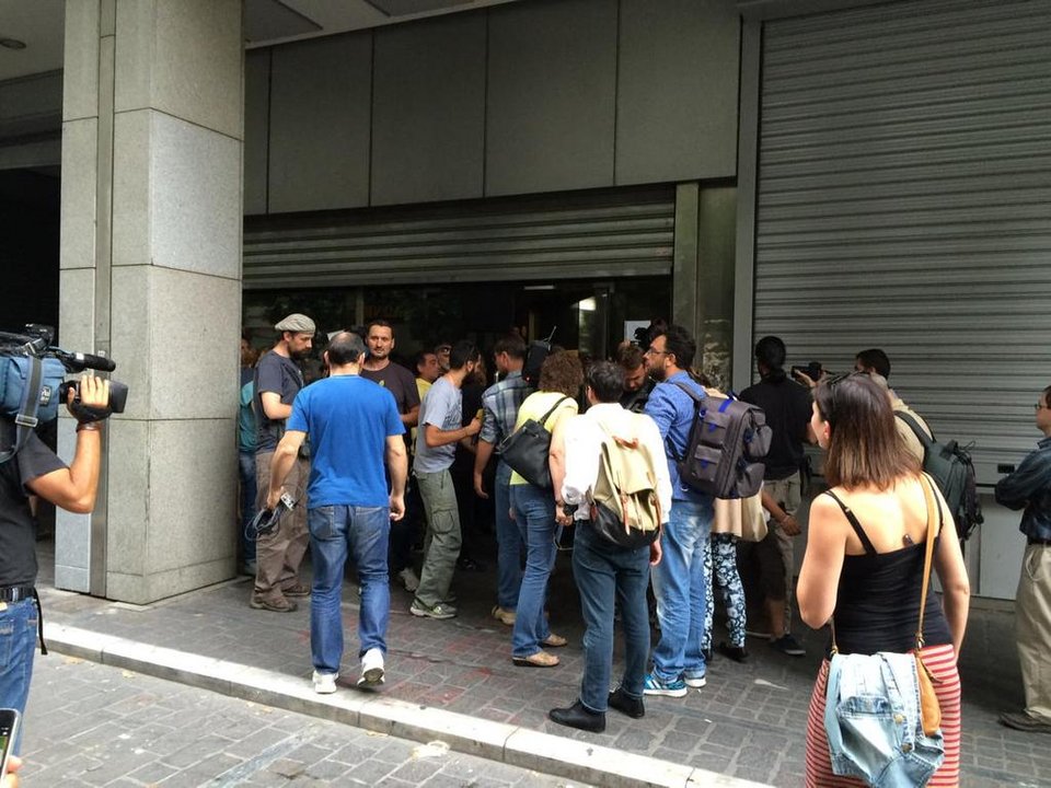 Αγωνία: Δεκάδες δημοσιογράφοι ελληνικών και ξένων ΜΜΕ έξω από το ΥΠΟΙΚ [εικόνες&βίντεο] | iefimerida.gr 2