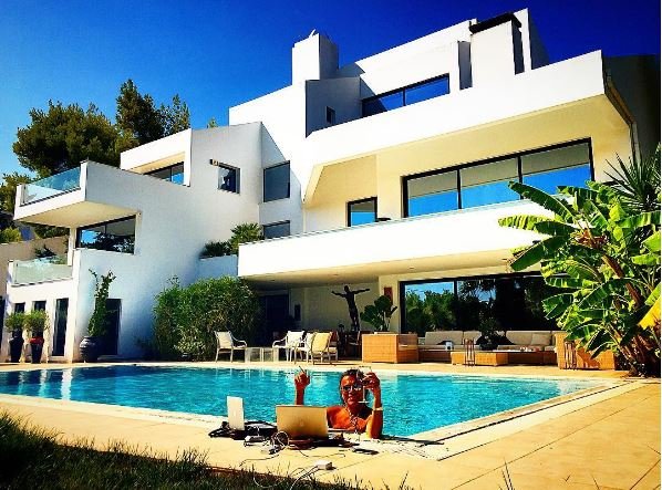 Ο Ψινάκης δουλεύει από την πισίνα του σπιτιού του [εικόνα] | iefimerida.gr 0