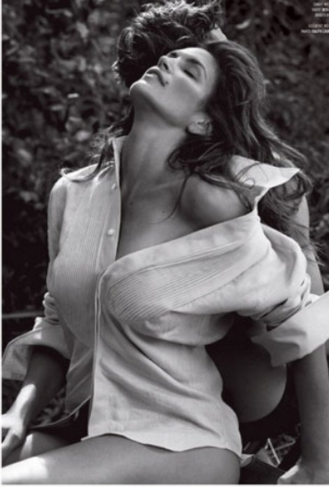 Η αψεγάδιαστη Σίντι Κρόφορντ στα 47 της, ημίγυμνη στην αγκαλιά ενός νεαρού καλλονού [εικόνες] | iefimerida.gr 0