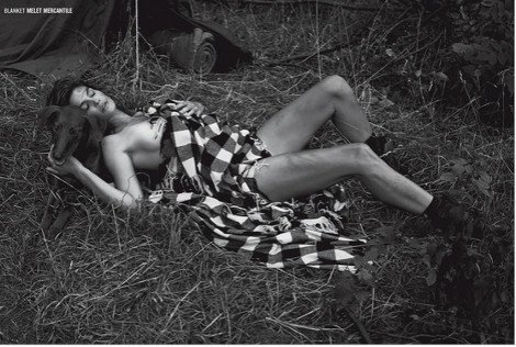 Η αψεγάδιαστη Σίντι Κρόφορντ στα 47 της, ημίγυμνη στην αγκαλιά ενός νεαρού καλλονού [εικόνες] | iefimerida.gr 1