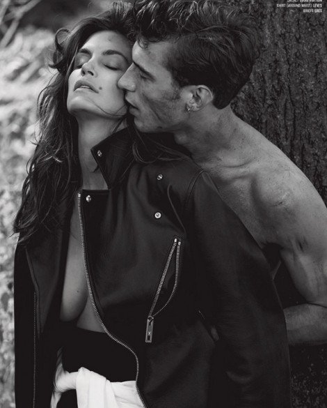 Η αψεγάδιαστη Σίντι Κρόφορντ στα 47 της, ημίγυμνη στην αγκαλιά ενός νεαρού καλλονού [εικόνες] | iefimerida.gr 2