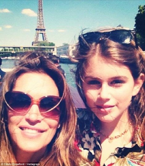 Η Σίντι Κρόφορντ συστήνει την 12χρονη καλλονή κόρη της με μια selfie [εικόνα] | iefimerida.gr 0