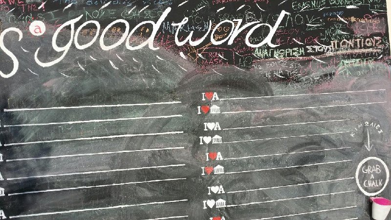 Γιατί λατρεύουμε την Αθήνα: Τουρίστες και κάτοικοι γράφουν στον τεράστιο μαυροπίνακα του Σινέ Θησείον [εικόνες] | iefimerida.gr 0