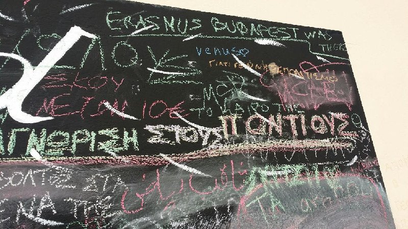 Γιατί λατρεύουμε την Αθήνα: Τουρίστες και κάτοικοι γράφουν στον τεράστιο μαυροπίνακα του Σινέ Θησείον [εικόνες] | iefimerida.gr 2