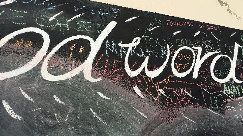 Γιατί λατρεύουμε την Αθήνα: Τουρίστες και κάτοικοι γράφουν στον τεράστιο μαυροπίνακα του Σινέ Θησείον [εικόνες] | iefimerida.gr 3