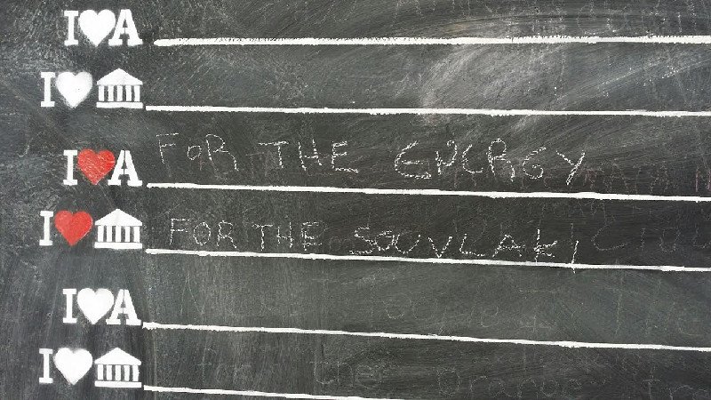 Γιατί λατρεύουμε την Αθήνα: Τουρίστες και κάτοικοι γράφουν στον τεράστιο μαυροπίνακα του Σινέ Θησείον [εικόνες] | iefimerida.gr 5