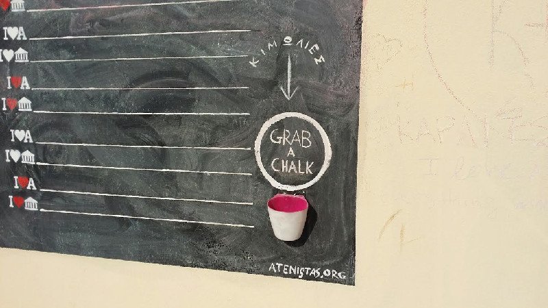 Γιατί λατρεύουμε την Αθήνα: Τουρίστες και κάτοικοι γράφουν στον τεράστιο μαυροπίνακα του Σινέ Θησείον [εικόνες] | iefimerida.gr 6