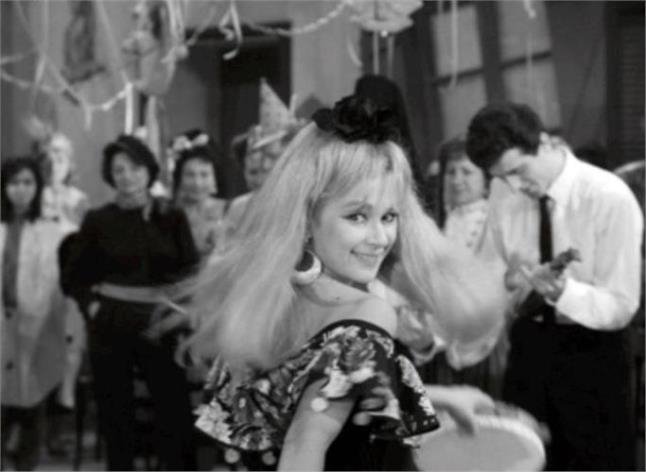 Οταν η Αλίκη ντύθηκε σπανιόλα και ο Βουτσάς Κινέζος -Μπαλ μασκέ στον  ελληνικό κινηματογράφο [εικόνες] | iefimerida.gr 3