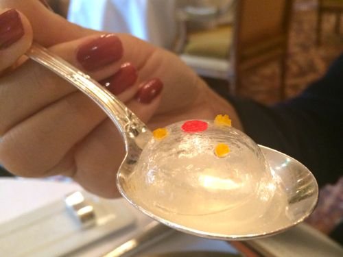 Βρετανός κριτικός αποδομεί ξεκαρδιστικά μεγάλο γαλλικό εστιατόριο -«Γεύση σαν πρόθεμα στήθους από σιλικόνη» [εικόνες] | iefimerida.gr 1