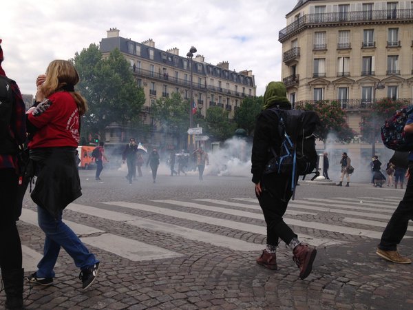 Χάος στο Παρίσι: Δακρυγόνα, συγκρούσεις και συλλήψεις διαδηλωτών [εικόνες & βίντεο] | iefimerida.gr 1