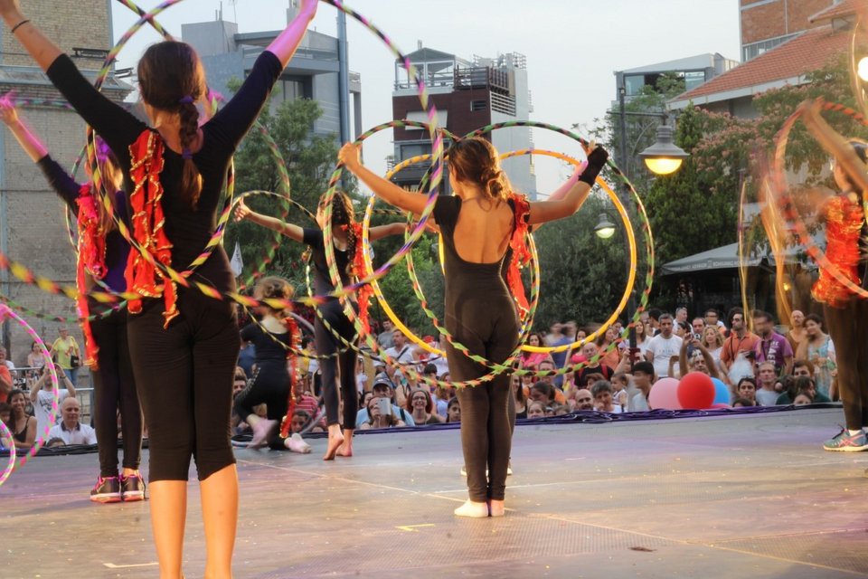 Συναυλίες, ανοιχτό γήπεδο μπάσκετ και τσίρκο, σε Αλσος Παγκρατίου και Προμπονά [πρόγραμμα]  | iefimerida.gr 0