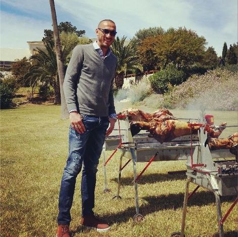 Μπρούνο Τσιρίλο: Ο «σκληρός» Ιταλός έγινε βέρος Ελληνας και ποζάρει με τον οβελία και το κοκορέτσι [εικόνα] | iefimerida.gr 0