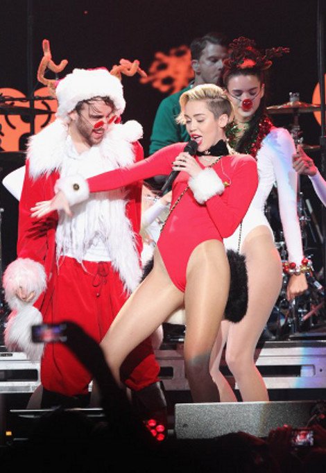 Αυτή την Αγιοβασιλίνα περιμένουν όλοι την Πρωτοχρονιά -Η Σάιρους με σέξι κορμάκι [εικόνες] | iefimerida.gr 0