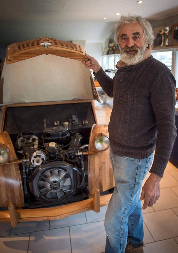 Επιπλοποιός έφτιαξε αυτοκίνητο 2CV από ξύλο -Λειτουργεί στην εντέλεια! [εικόνες & βίντεο]  | iefimerida.gr 2