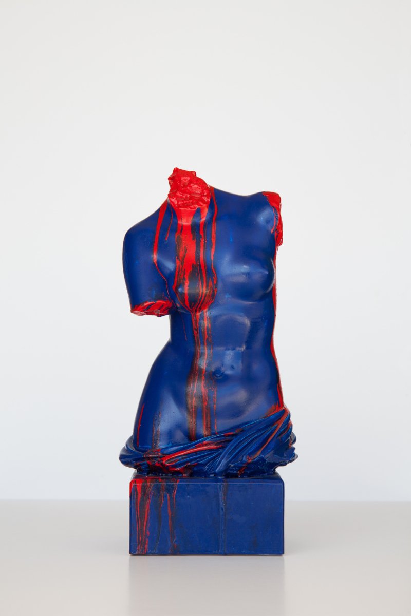 O Κώστας Πανιάρας στην γκαλερί Citronne στον Πόρο -Ο καλλιτέχνης που διχοτομούσε και έβαφε τα αρχαία  | iefimerida.gr 0