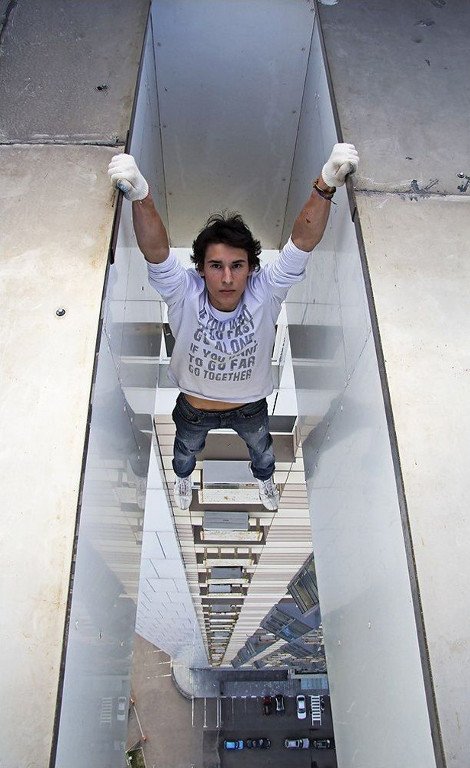 O Σπάιντερμαν υπάρχει στ' αλήθεια: Θεότρελος Ρώσος σκαρφαλώνει σε απίθανα σημεία χωρίς καμία προστασία [εικόνες] | iefimerida.gr 1