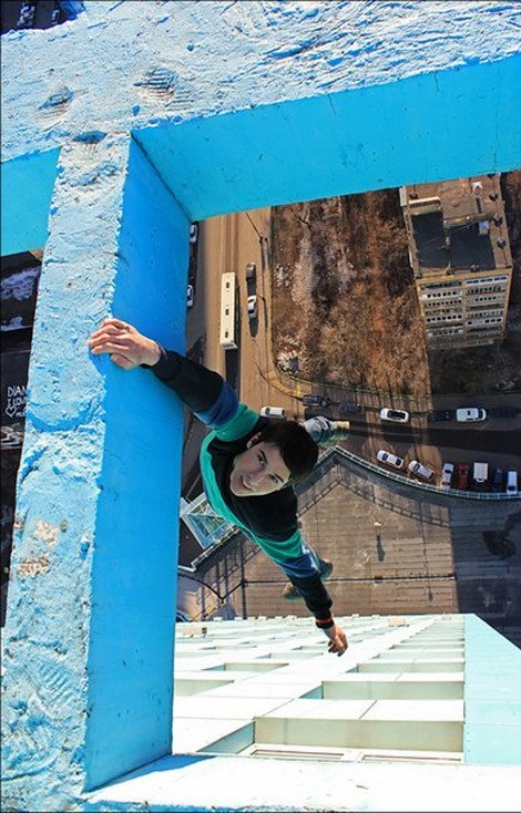 O Σπάιντερμαν υπάρχει στ' αλήθεια: Θεότρελος Ρώσος σκαρφαλώνει σε απίθανα σημεία χωρίς καμία προστασία [εικόνες] | iefimerida.gr 2