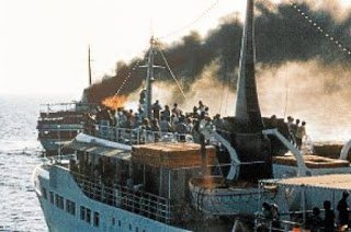 Φλόγες βγαίνουν από το κατάστρωμα του πλοίου City of Poros