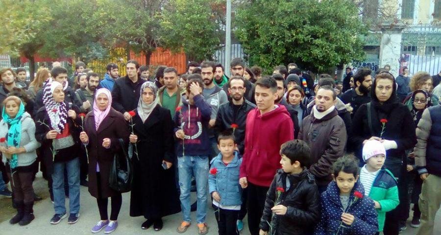 Πρόσφυγες καταθέτουν γαρύφαλλα στο Πολυτεχνείο -Η ανακοίνωσή τους [βίντεο] | iefimerida.gr 0