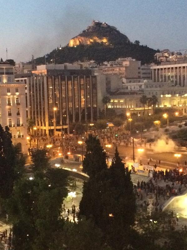 Επεισόδια με μολότοφ και χημικά στο κέντρο της Αθήνας -Εκαψαν βαν τηλεοπτικού σταθμού [εικόνες & βίντεο] | iefimerida.gr 10