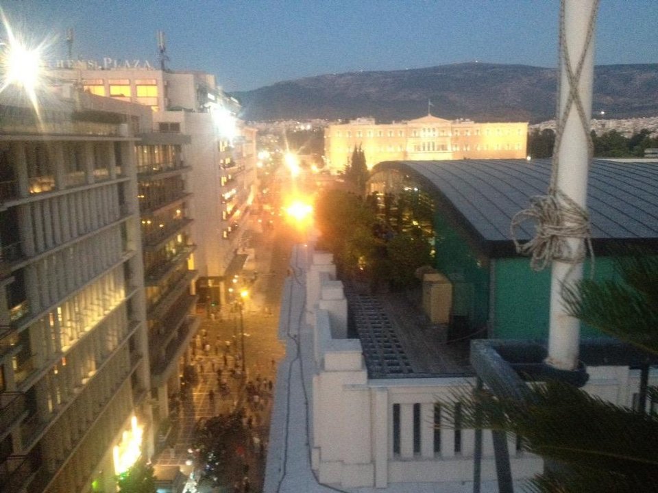 Επεισόδια με μολότοφ και χημικά στο κέντρο της Αθήνας -Εκαψαν βαν τηλεοπτικού σταθμού [εικόνες & βίντεο] | iefimerida.gr 12