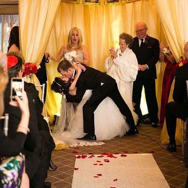 «Επρεπε να χωρέσω στο νυφικό μου 2 σακούλες οστομίας» -Μια νεαρή μιλά για τη μέρα του γάμου της [εικόνες] | iefimerida.gr 7