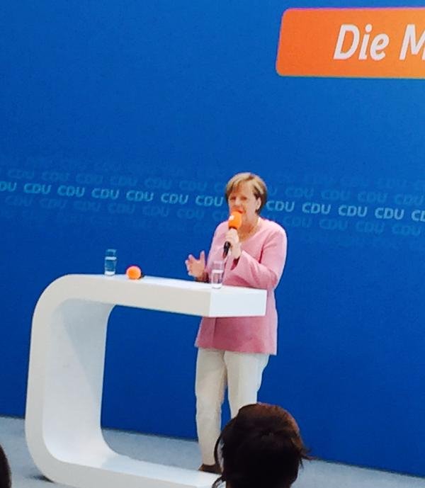 Ακτιβιστής διακόπτει ομιλία της Μέρκελ -Εκείνη απαντά «Ναι» στα ελληνικά [εικόνες & βίντεο] | iefimerida.gr 1