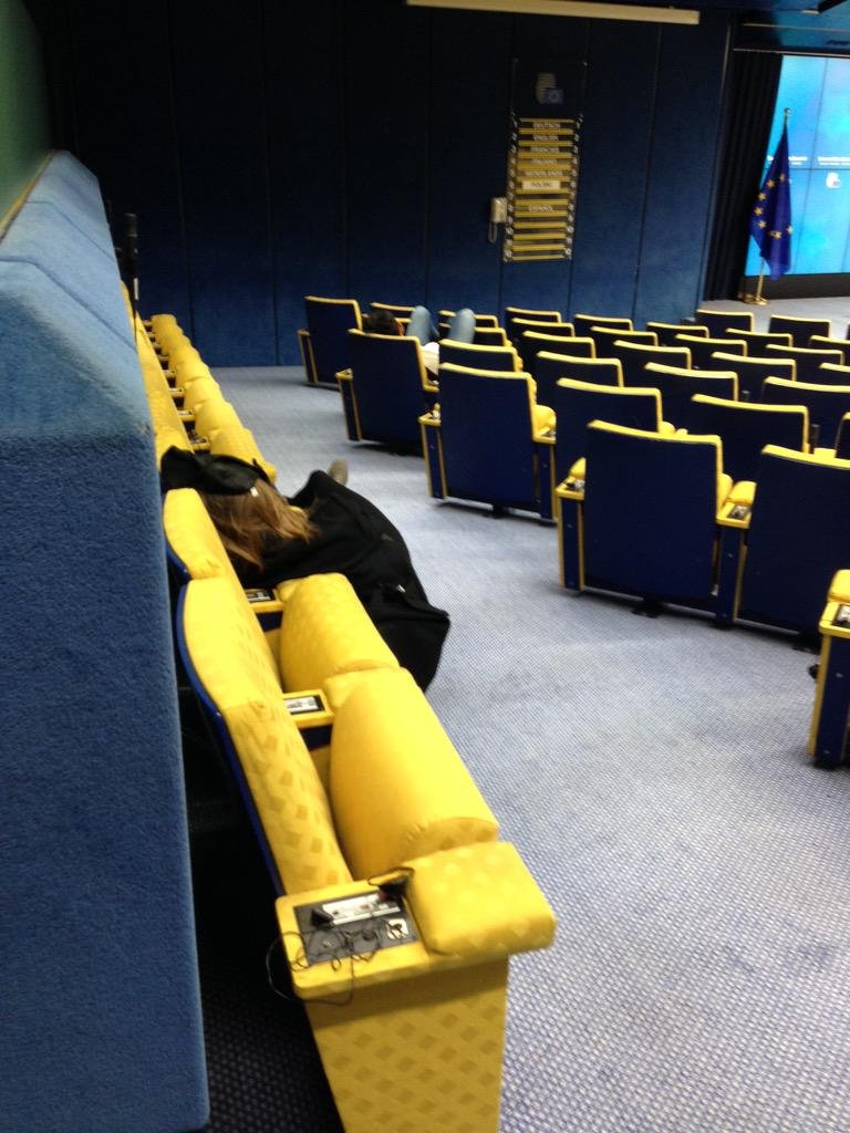 Κάτω από τα γραφεία, πάνω στα γραφεία, στο πάτωμα -Εξαντλημένοι δημοσιογράφοι στις Βρυξέλλες κοιμούνται όπου βρουν [εικόνες] | iefimerida.gr 8