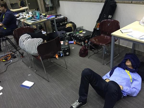 Κάτω από τα γραφεία, πάνω στα γραφεία, στο πάτωμα -Εξαντλημένοι δημοσιογράφοι στις Βρυξέλλες κοιμούνται όπου βρουν [εικόνες] | iefimerida.gr 9