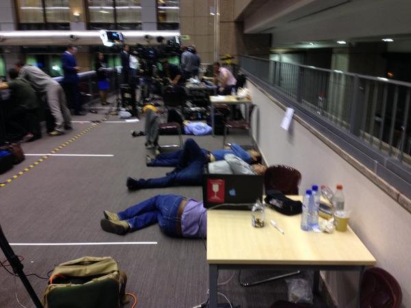 Κάτω από τα γραφεία, πάνω στα γραφεία, στο πάτωμα -Εξαντλημένοι δημοσιογράφοι στις Βρυξέλλες κοιμούνται όπου βρουν [εικόνες] | iefimerida.gr 10