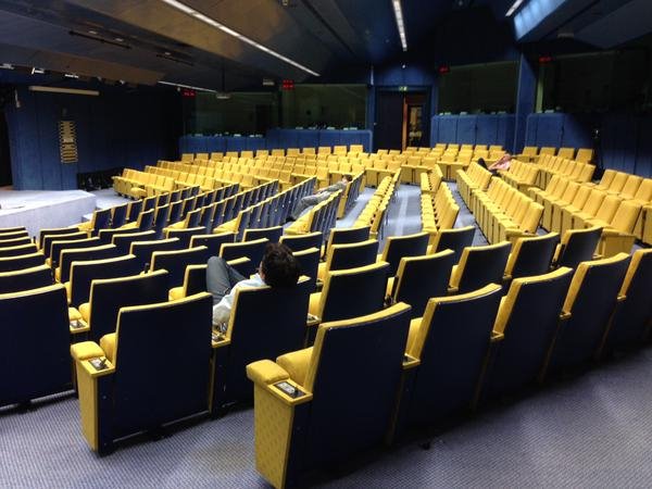 Κάτω από τα γραφεία, πάνω στα γραφεία, στο πάτωμα -Εξαντλημένοι δημοσιογράφοι στις Βρυξέλλες κοιμούνται όπου βρουν [εικόνες] | iefimerida.gr 11